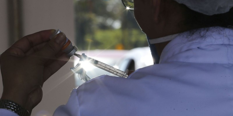 Covid-19: cai de 12 para 8 semanas prazo entre as doses da AstraZeneca