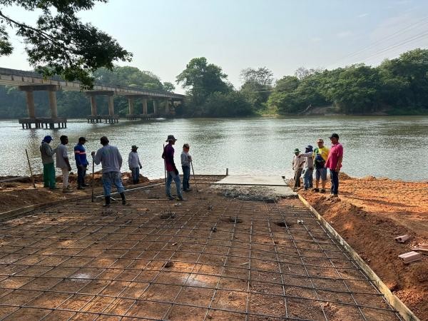 Vereadores acompanham obra de concretagem da rampa de acesso para embarcações no Rio Teles Pires