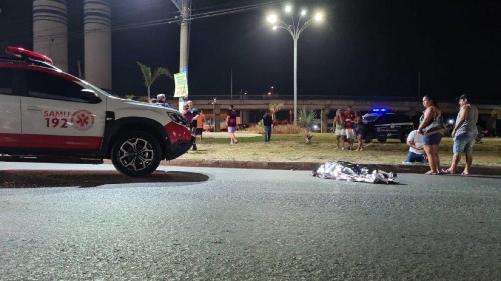 Mulher morre após ser atropelado por torcedor em frente ao Várzea Grande Shopping 