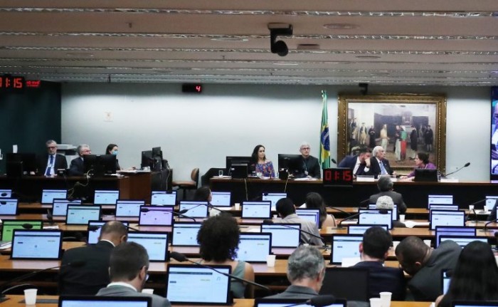Comissão especial pode votar parecer sobre cota dos partidos nesta terça-feira