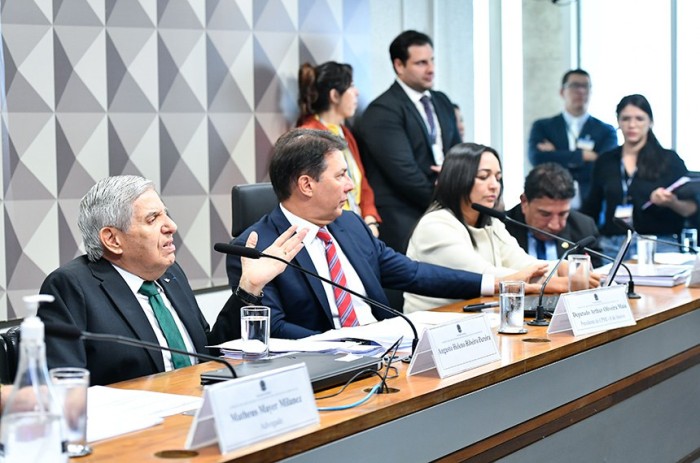 Protegido por habeas corpus, general Heleno se recusa a responder perguntas