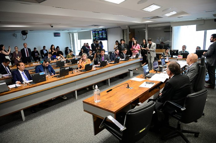 Aprovado fim de adicional de periculosidade por exposição a combustível