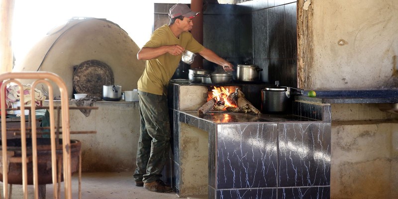 Com alta do gás e de alimentos, especialistas orientam como economizar