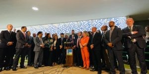 Dois partidos e 22 frentes parlamentares fazem ato em repúdio à atuação do STF