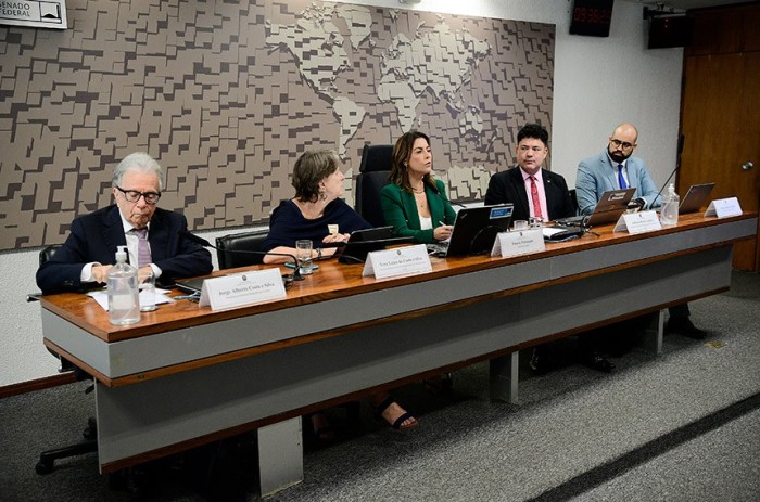 Debatedores não convergem sobre regulamentação de cigarro eletrônico