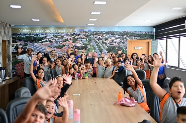 Chico recebe Cuiabaninhos na presidência da Câmara