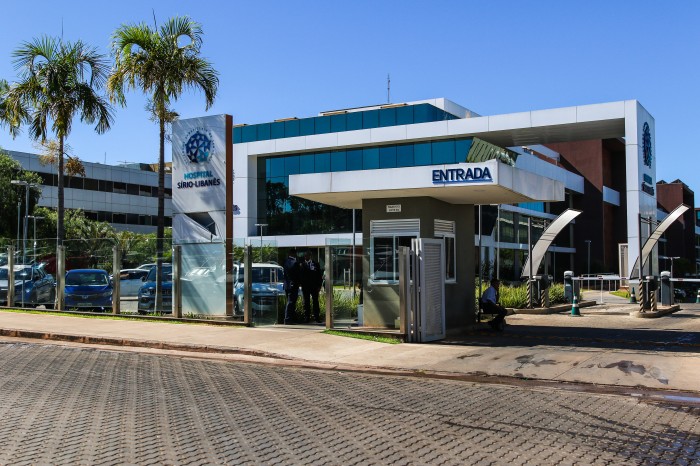 Lula está estável após cirurgia no quadril e já fez caminhada