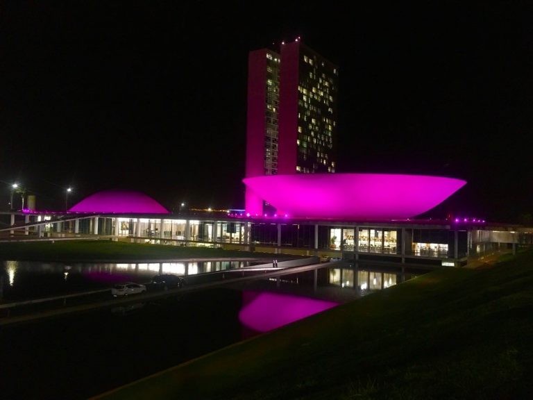 Congresso recebe projeção de imagens e frases em apoio ao Outubro Rosa