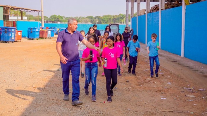 Estudantes participam de visita guiada pelo Ecoponto