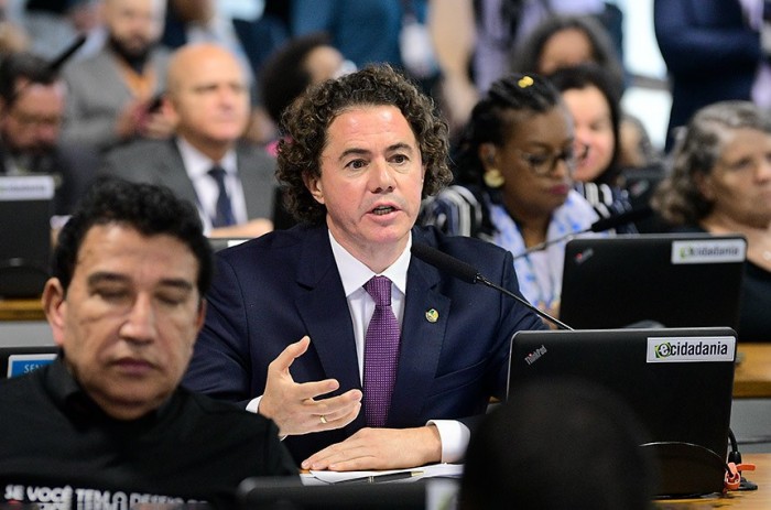 Compensação a estados e municípios vai ao Plenário com urgência