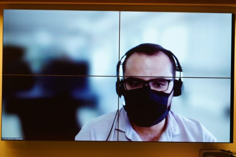 Governo afirma que a terceira dose contra Covid-19 em idosos deve ser concluída neste ano
