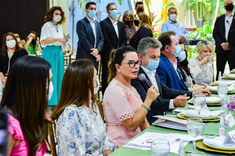 Virginia Mendes apresenta ações e programas sociais do Governo para prefeitas e primeiras-damas