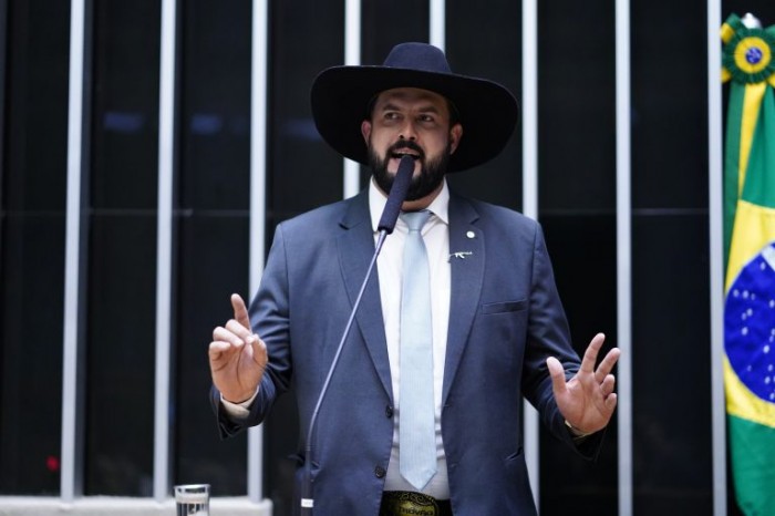 Projeto prevê suspensão de dívidas de estados e municípios com a União