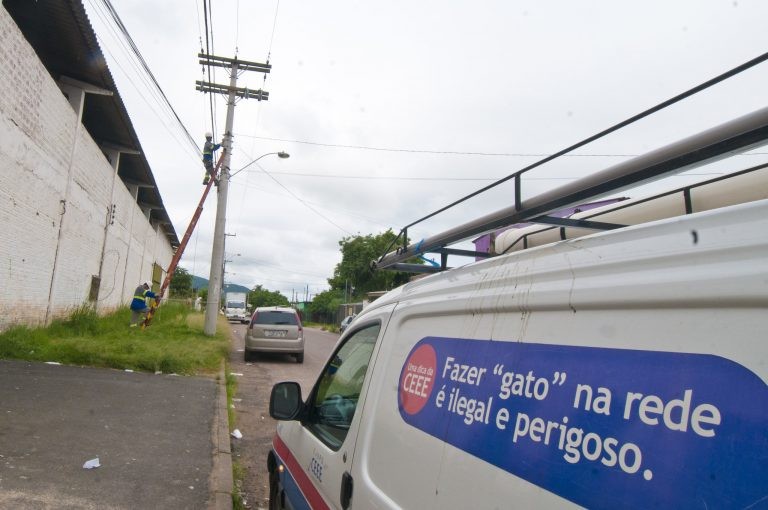 Debatedores criticam subsídio para compensar perdas de distribuidoras com 'gatos' de energia