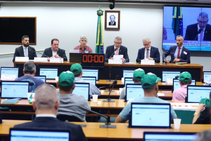 Produtores de leite reclamam de concorrência com leite em pó do Mercosul