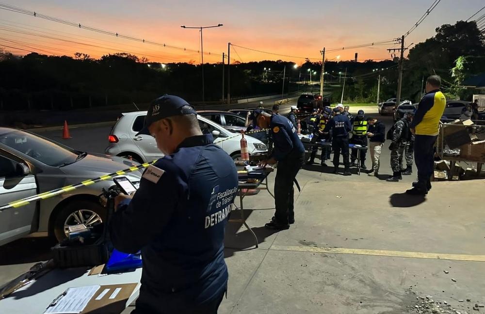 Onze motoristas são presos e 57 veículos removidos durante Operação Lei Seca neste domingo