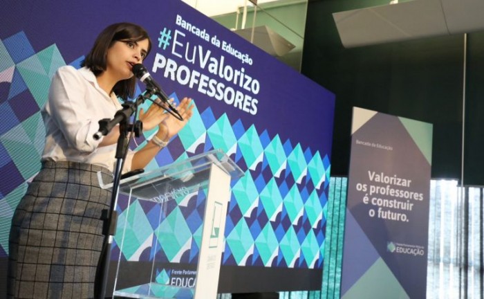 Bancada da Educação assina termo de compromisso para valorizar a carreira do magistério