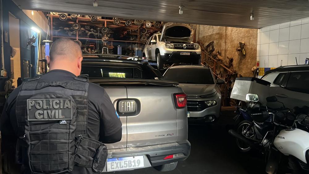 Empresas que revendiam peças de carros roubados são alvo de operação da Polícia Civil em Cuiabá  