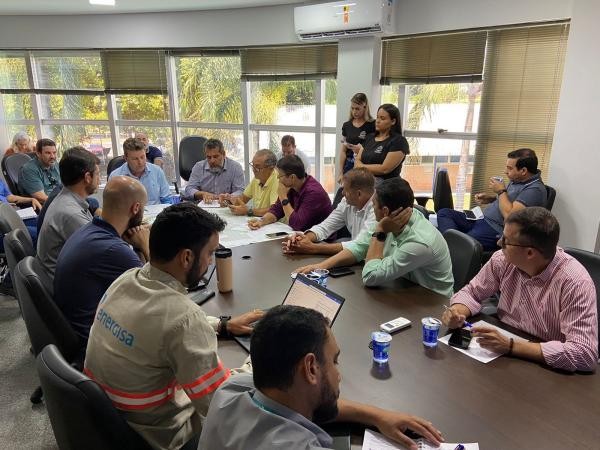 Quedas de energia e cabos irregulares são temas de reunião entre Energisa, Legislativo, Executivo e empresários