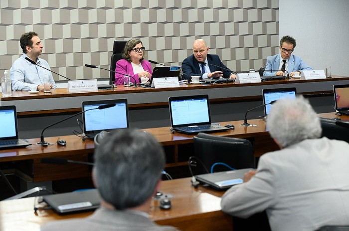 Projeto que cria política de preços para livros ganha apoio em audiência na CE