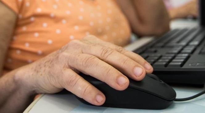 Biblioteca Estadual abre inscrições para curso gratuito de informática para idosos