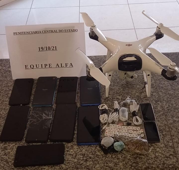 Drone com 11 celulares, 47 chips e porções de drogas é apreendido na PCE
