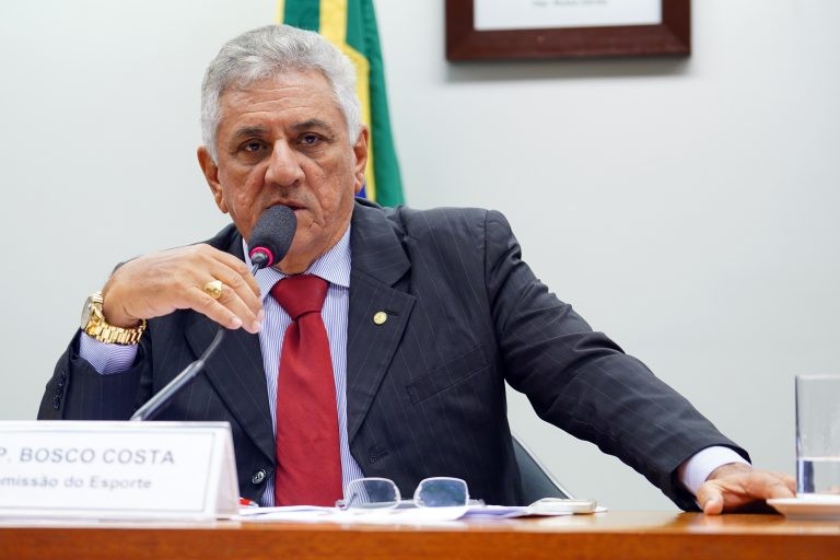 Comissão rejeita projeto que inclui nome de cônjuge em documento de veículo