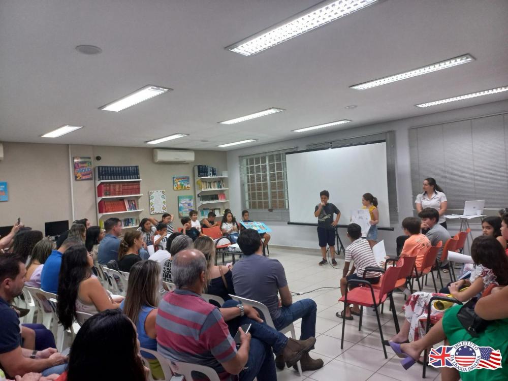 Instituto da Língua Inglesa promove apresentação oral para alunos praticarem idioma
