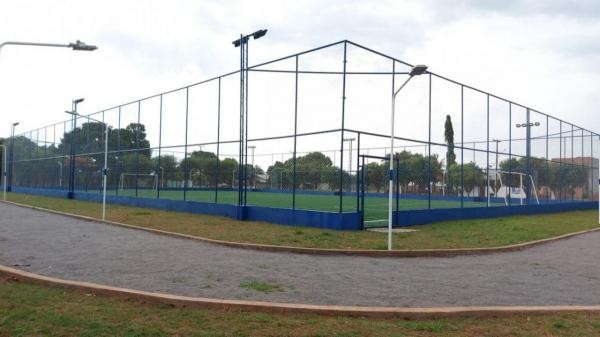 Vereador solicita infraestrutura no campo de futebol sintético do bairro Mário Raiter