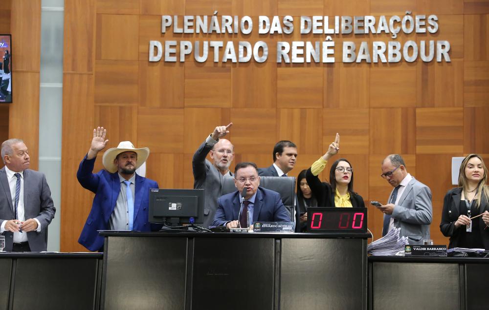 Deputados aprovam criação de escolas cívico-militares em MT