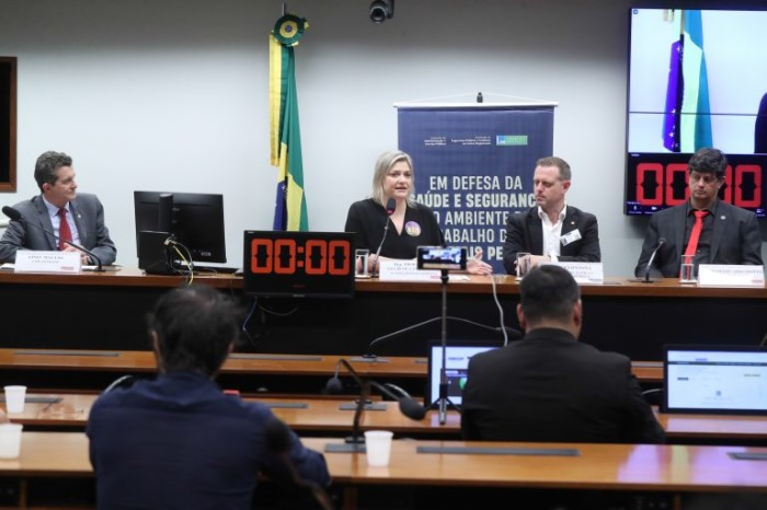 Policiais penais denunciam precarização do trabalho e cobram regulamentação das atividades