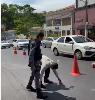 Trabalhador tem moto apreendida durante fiscalização e se desespera; veja vídeo