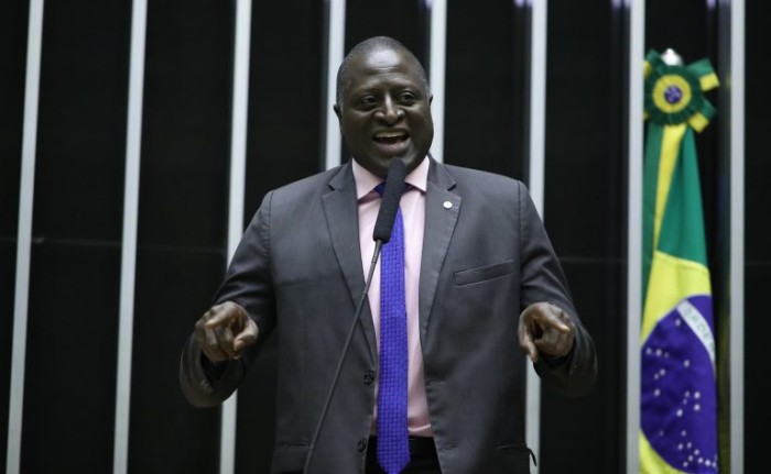 Projeto fixa medidas de combate à pedofilia em aeroportos e aeronaves