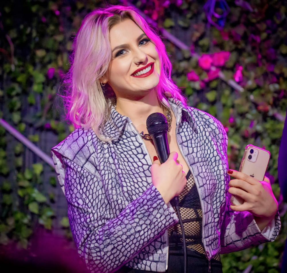 Lea Maria se apresenta em Cuiabá com o espetáculo “Alemã de Cria”