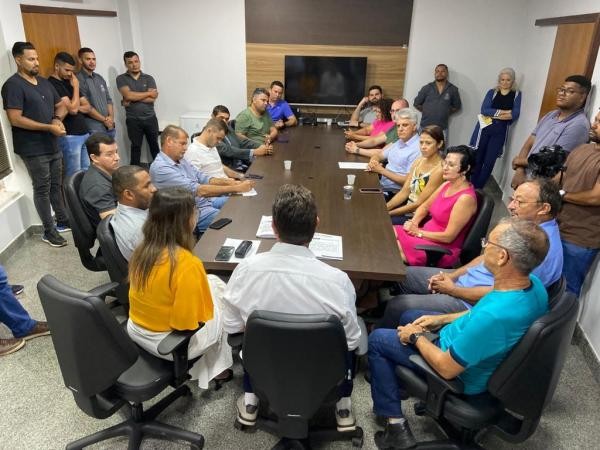 Vereadores participam de assinatura de contrato com hospitais Fátima e 13 de Maio