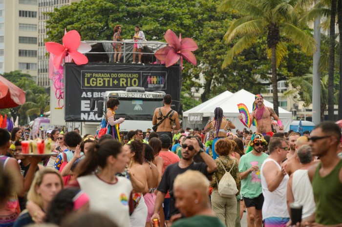 Parada LGBTI+ ocupa orla de Copacabana contra retrocessos
