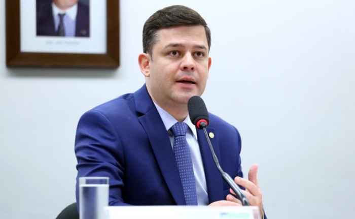 Projeto proíbe a inclusão de informações sem base científica em material didático de ciências