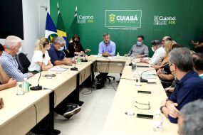 Roberto Stopa assume como prefeito de Cuiabá e tem a primeira reunião com o secretariado
