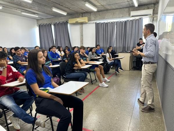Alunos do 13 de Maio recebem o programa ‘Noções Básicas de Direito na Escola’