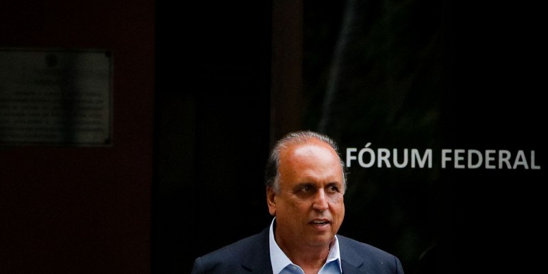 Ex-governador Pezão retira tornozeleira eletrônica