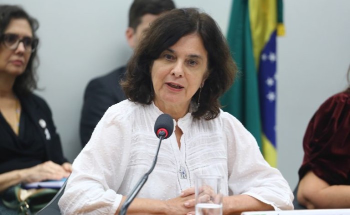 Oposição critica vacinação de crianças contra Covid em debate com ministra da Saúde