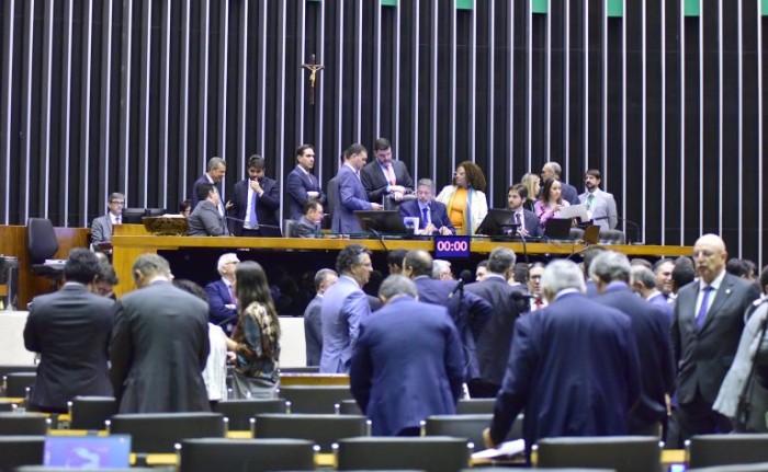 Deputados aprovam urgência para uso de capitalização como garantia de obras públicas; acompanhe