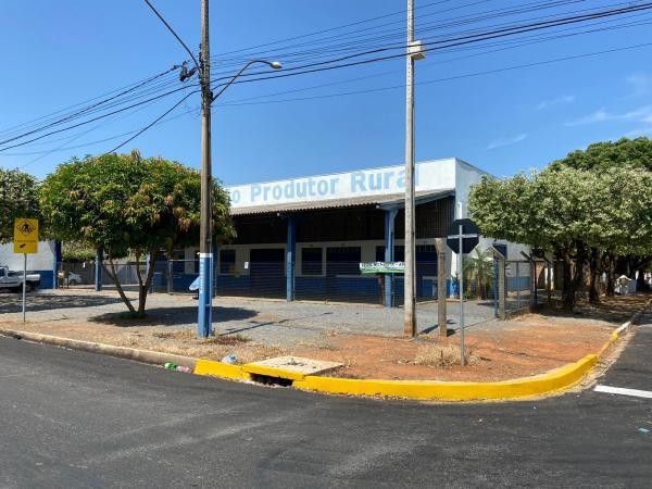 Primeiro-secretário pede calçamento em torno da Feira do Produtor Rural do Bela Vista
