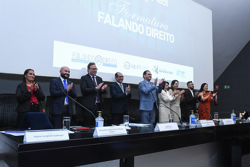 Presidente da Câmara de Cáceres participa de formatura de estudantes do projeto Falando Direito