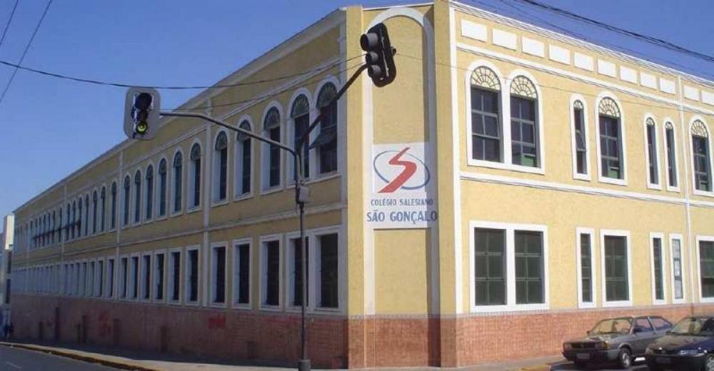 Professor de matemática é acusado de assediar alunos em escola particular em troca de nota