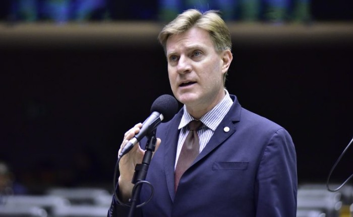 Comissão aprova projeto que reduz incentivos para montadoras