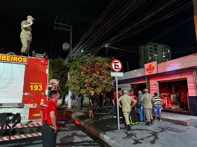 Incêndio destrói parcialmente loja 'Frangots' na capital 
