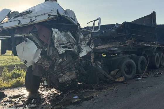 Colisão entre duas carretas deixa dois motoristas mortos na MT-140
