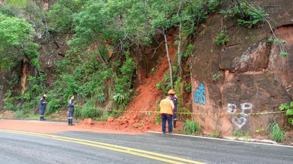 Após deslizamentos, Sinfra proíbe tráfego de veículos de carga na estrada de Chapada