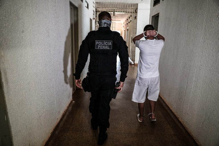 Comissão debate proposta que regulamenta porte de arma para policiais penais temporários